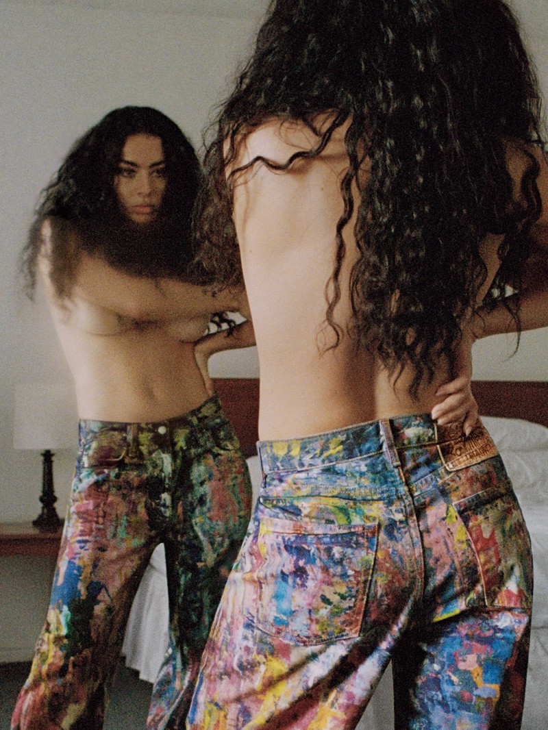 她那麼辣！Charli XCX 拍攝 Acne Studios 2025 春夏形象大片！