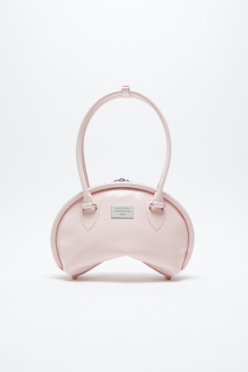 她那麼辣！Charli XCX 拍攝 Acne Studios 2025 春夏形象大片！