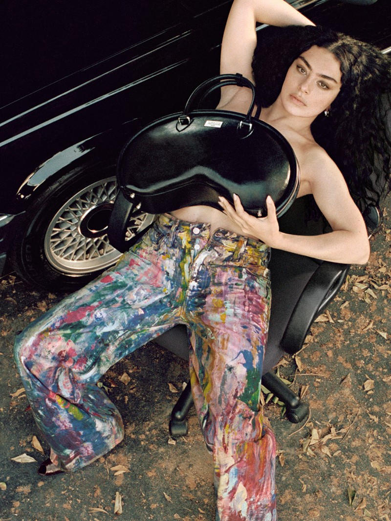 她那麼辣！Charli XCX 拍攝 Acne Studios 2025 春夏形象大片！