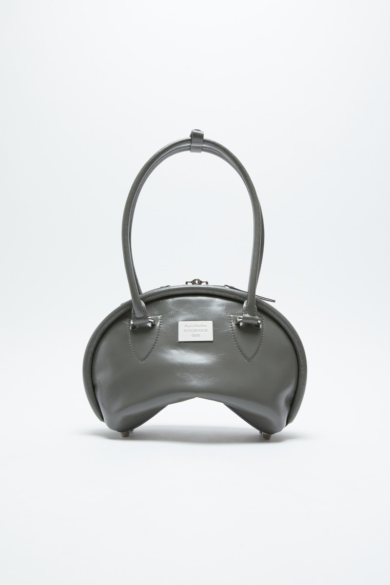 她那麼辣！Charli XCX 拍攝 Acne Studios 2025 春夏形象大片！