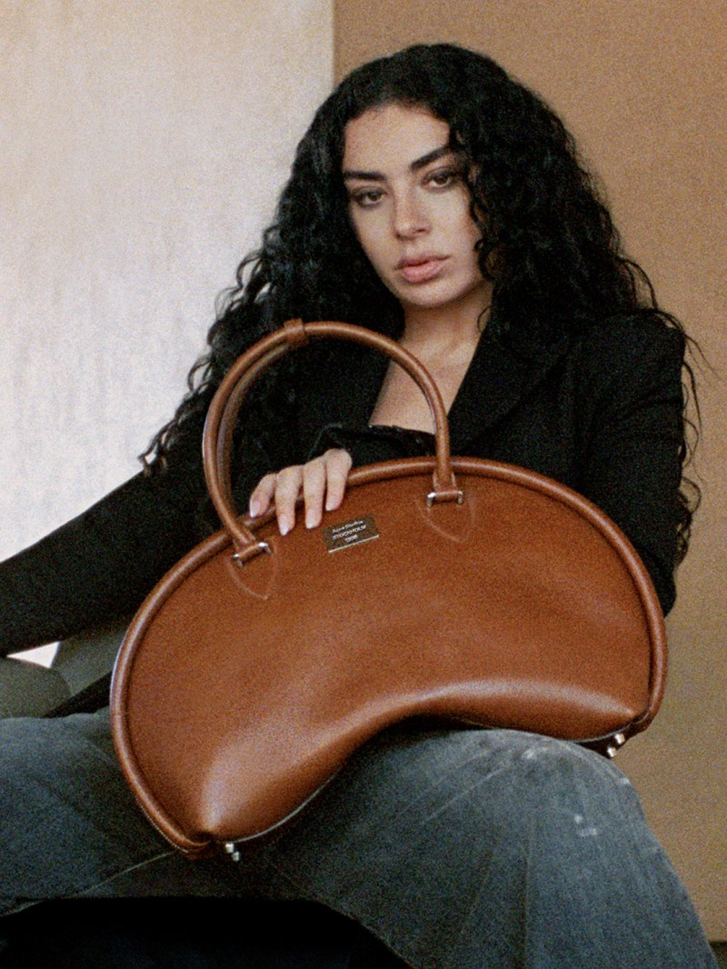 她那麼辣！Charli XCX 拍攝 Acne Studios 2025 春夏形象大片！