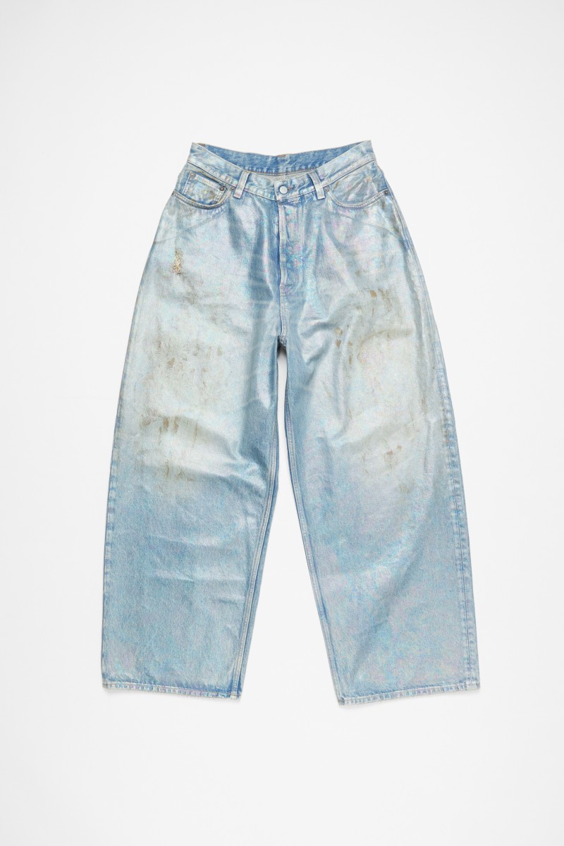 她那麼辣！Charli XCX 拍攝 Acne Studios 2025 春夏形象大片！