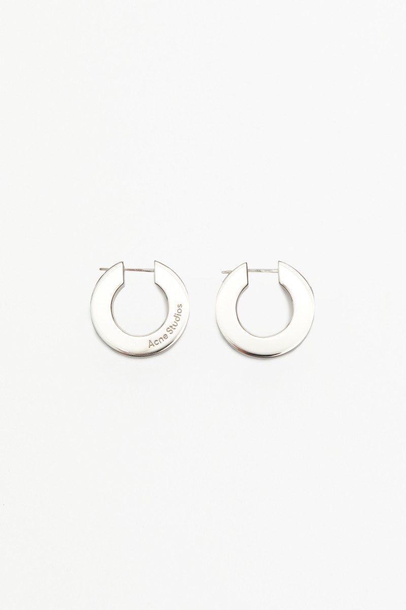 她那麼辣！Charli XCX 拍攝 Acne Studios 2025 春夏形象大片！