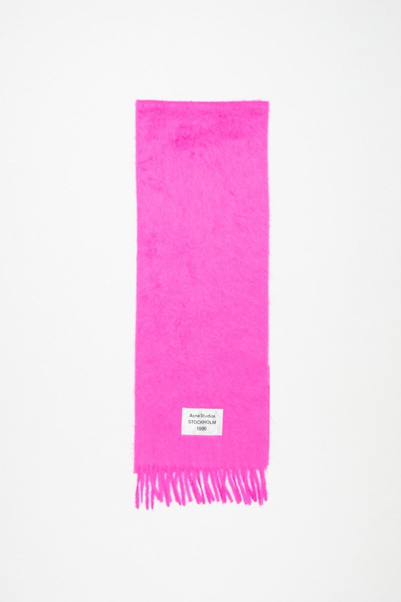 她那麼辣！Charli XCX 拍攝 Acne Studios 2025 春夏形象大片！