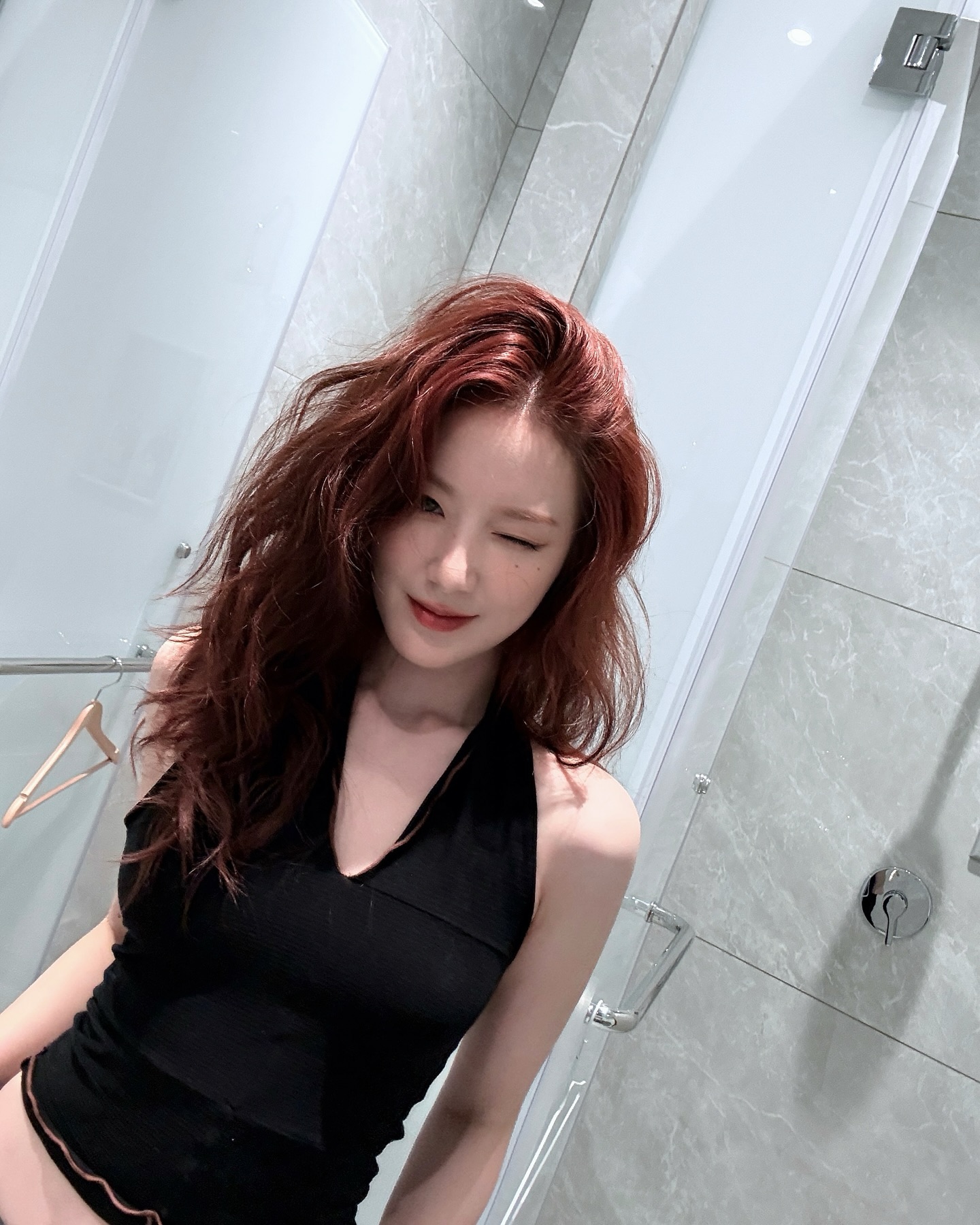 極顯白！韓女團秋冬髮色圖鑑：太妍、NewJeans、aespa 重回原生黑茶髮！