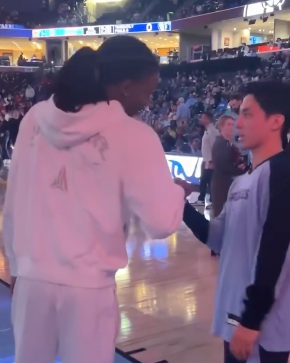 有情有義是我 Ja Morant！河村勇輝遭人惡意撞擊，Ja Morant 為他挺身而出！