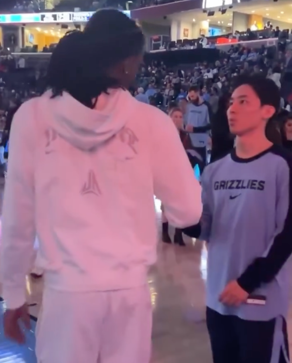 有情有義是我 Ja Morant！河村勇輝遭人惡意撞擊，Ja Morant 為他挺身而出！