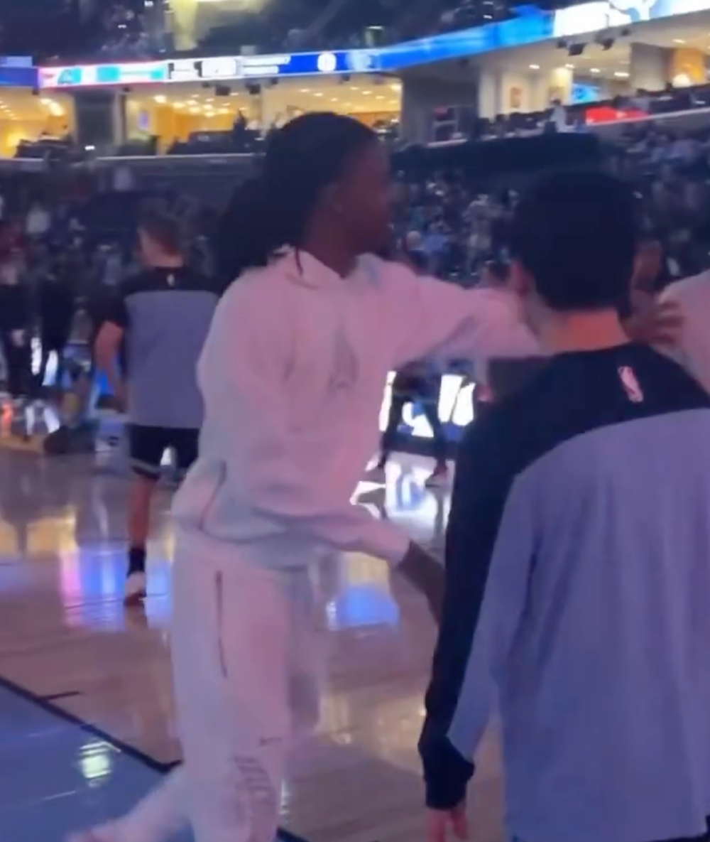 有情有義是我 Ja Morant！河村勇輝遭人惡意撞擊，Ja Morant 為他挺身而出！