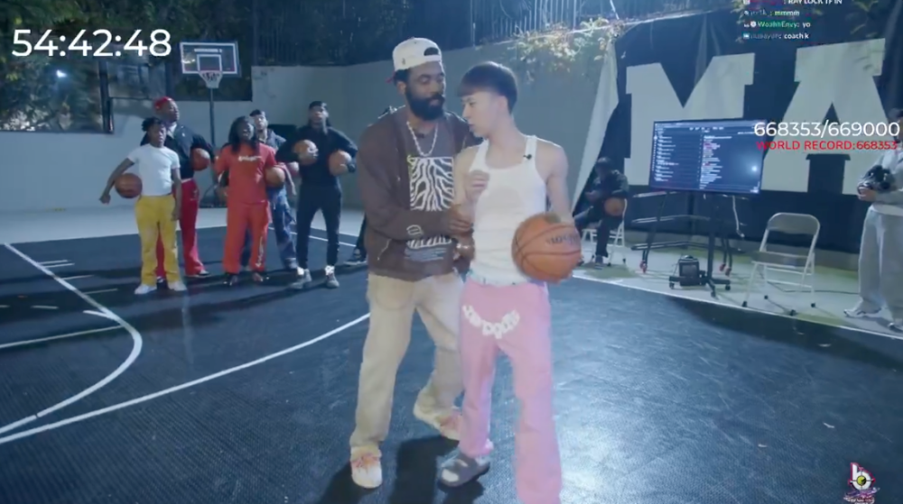 Ray 生我夢！Kyrie Irving 親身教 Ray 籃球技巧，還問 KI 還「地平說」！