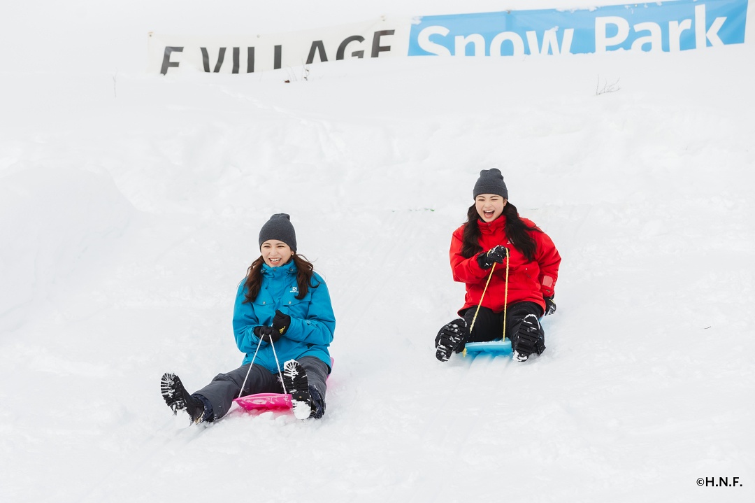 棒球熱！北海道熱門新景點「HOKKAIDO BALLPARK F VILLAGE」居然能邊泡溫泉邊看球賽，太享受了吧！