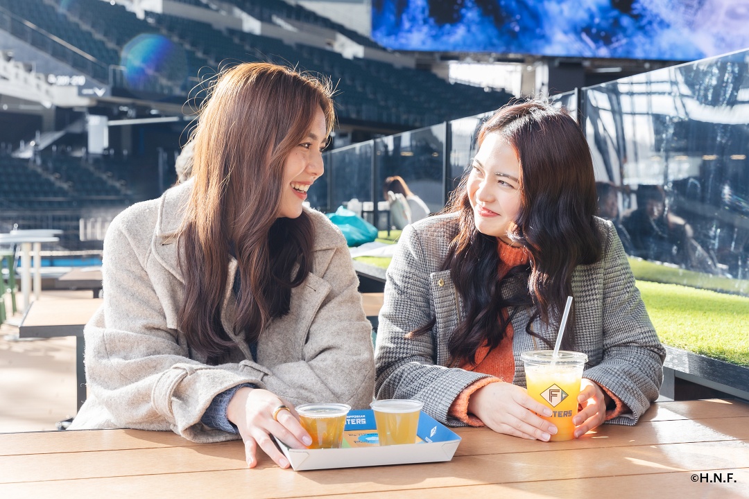 棒球熱！北海道熱門新景點「HOKKAIDO BALLPARK F VILLAGE」居然能邊泡溫泉邊看球賽，太享受了吧！