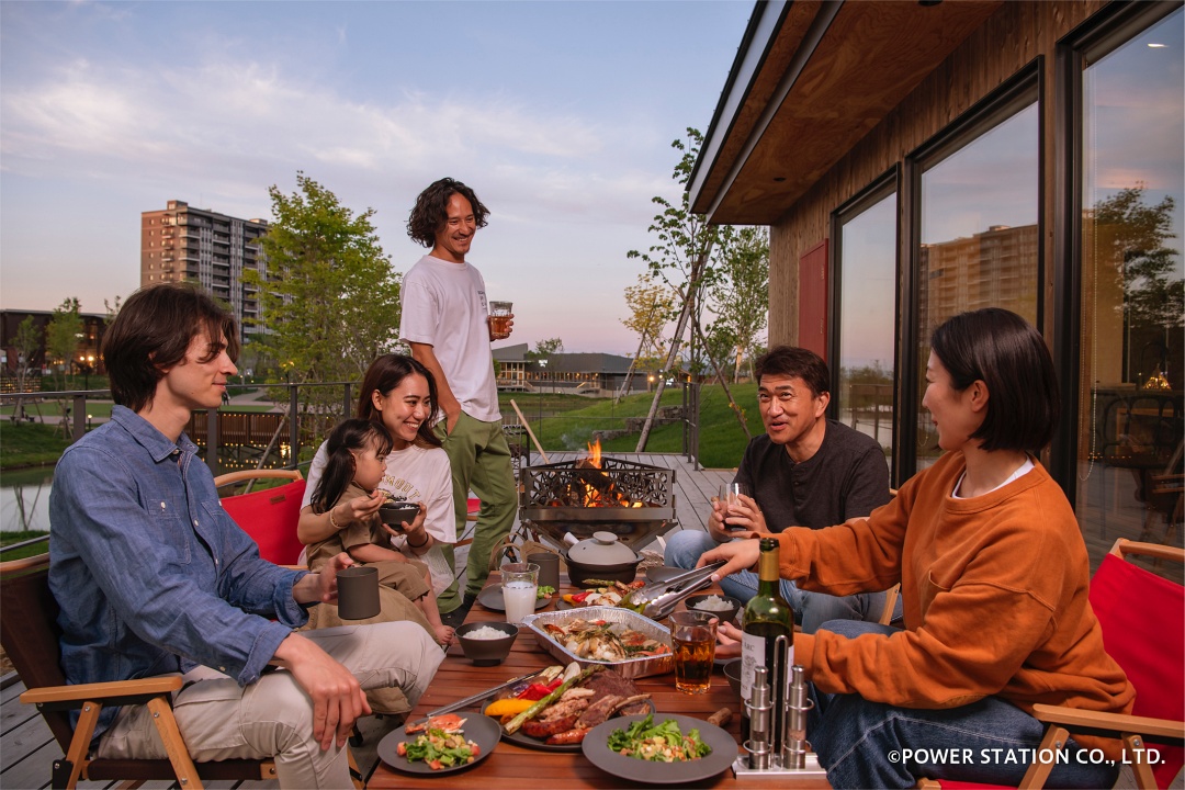棒球熱！北海道熱門新景點「HOKKAIDO BALLPARK F VILLAGE」居然能邊泡溫泉邊看球賽，太享受了吧！