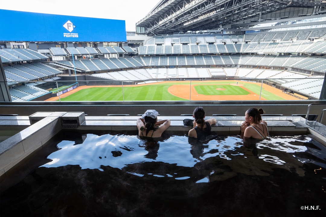 棒球熱！北海道熱門新景點「HOKKAIDO BALLPARK F VILLAGE」居然能邊泡溫泉邊看球賽，太享受了吧！