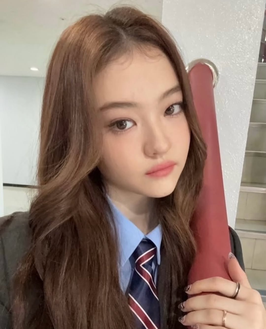 南韓最美小童星「小 Jennie」長大了！全黑迷你裙現身活動，超狂鉛筆腿受封真人版迪士尼公主！