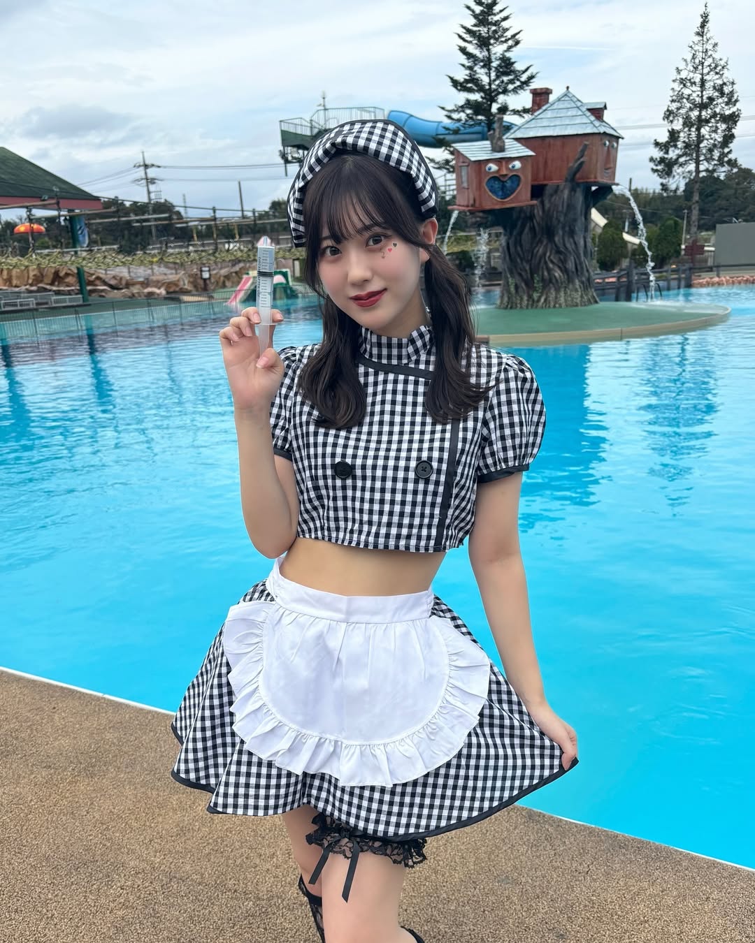 星巴克美女店員「比全糖還甜」迷暈 65 萬人！網友：每天都要買咖啡排隊！