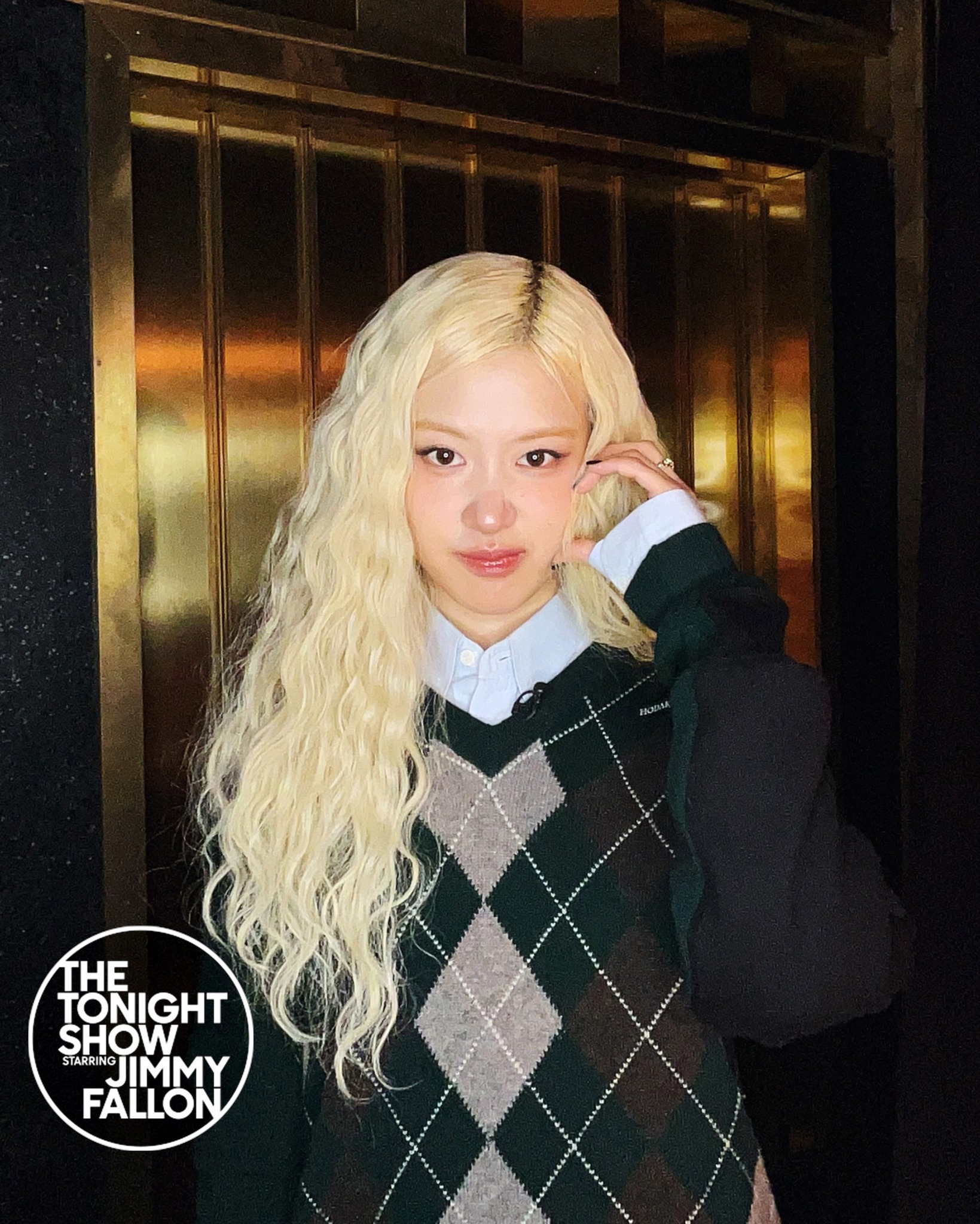 Rosé 登上《吉米A咖秀》表演新歌！節目現場教學〈APT.〉如何玩！