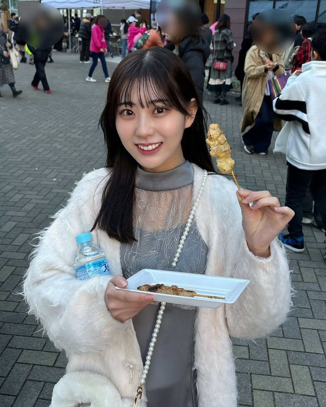 星巴克美女店員「比全糖還甜」迷暈 65 萬人！網友：每天都要買咖啡排隊！