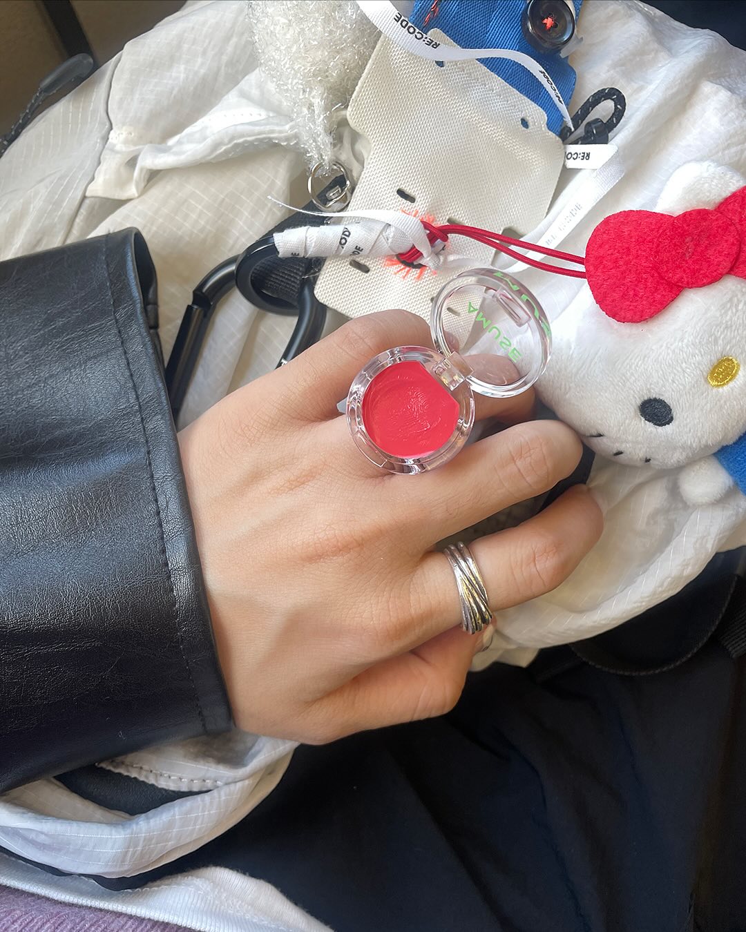 新彩妝可愛到瘋掉！TXT杋圭鎖頭唇釉、員瑛跟DK潤唇膏戒指、光之美少女聯名彩妝跟電子雞設計都要收回家～