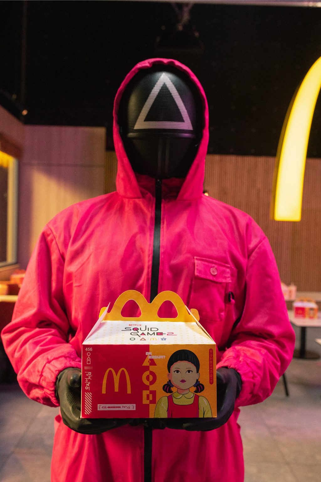 麥當勞太虧賊啦！聯手 Netflix《魷魚遊戲》打造麥克雞塊套餐！加送限定 M 字 logo「椪糖」麥粉：好想要