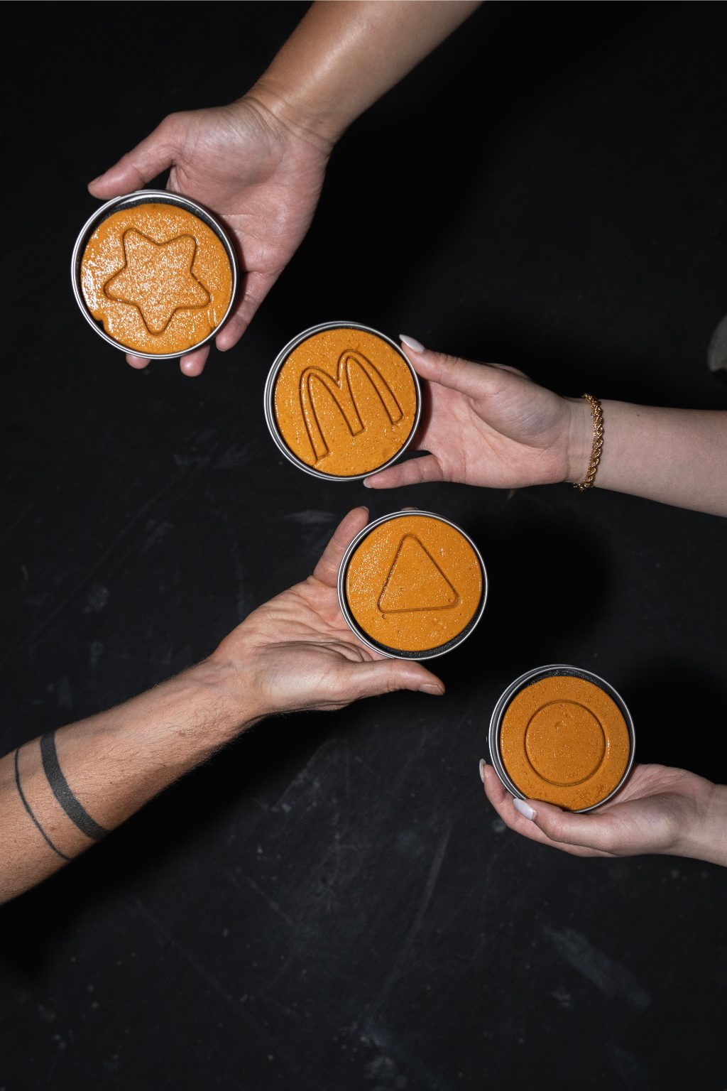 麥當勞太虧賊啦！聯手 Netflix《魷魚遊戲》打造麥克雞塊套餐！加送限定 M 字 logo「椪糖」麥粉：好想要