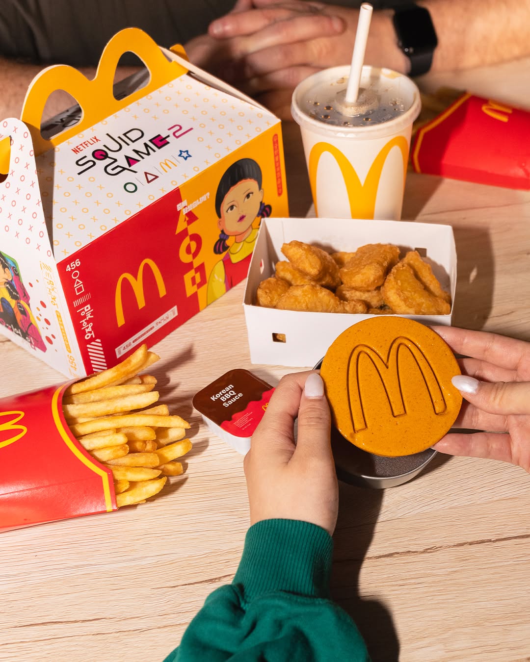 麥當勞太虧賊啦！聯手 Netflix《魷魚遊戲》打造麥克雞塊套餐！加送限定 M 字 logo「椪糖」麥粉：好想要