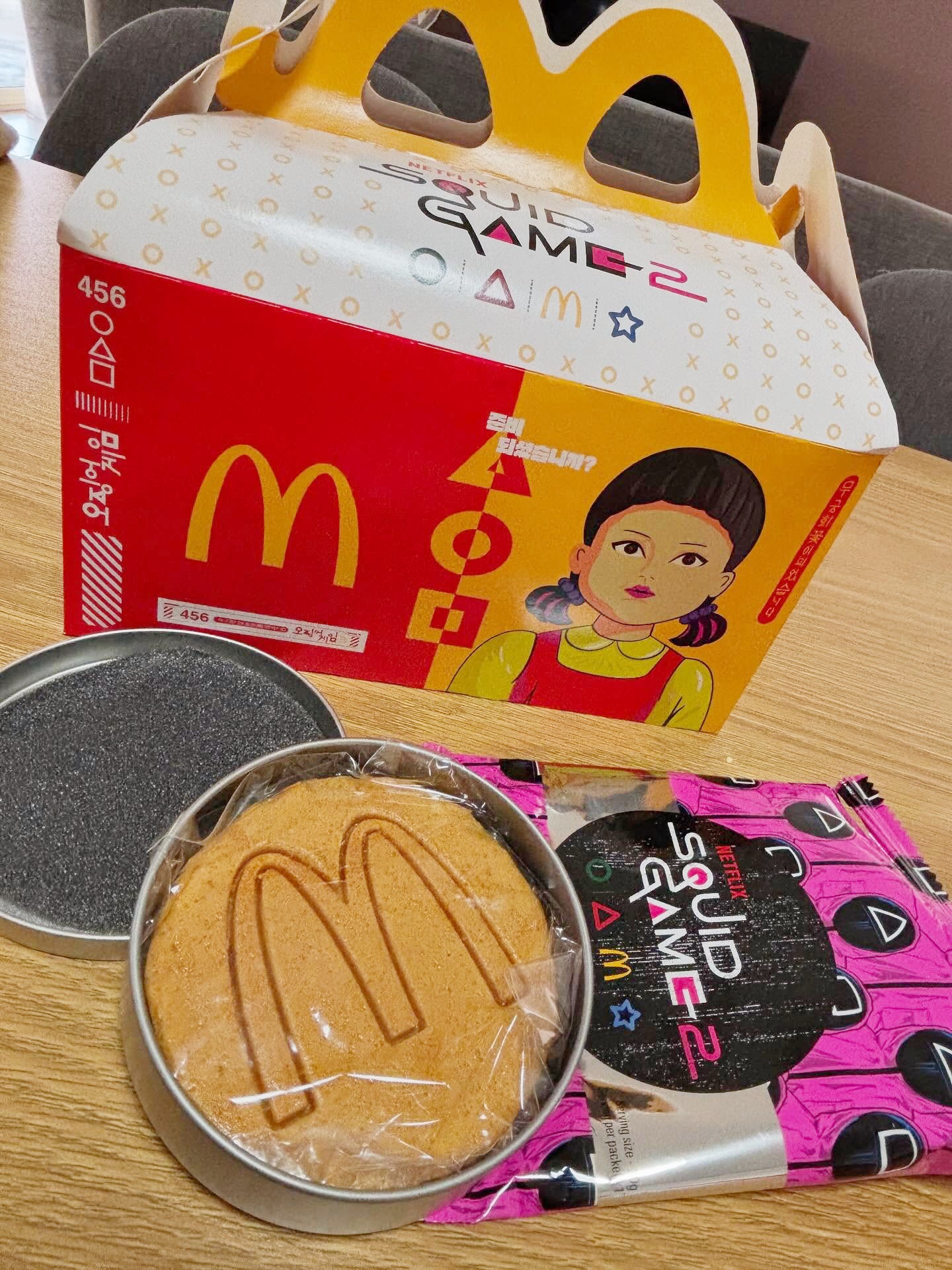 麥當勞太虧賊啦！聯手 Netflix《魷魚遊戲》打造麥克雞塊套餐！加送限定 M 字 logo「椪糖」麥粉：好想要