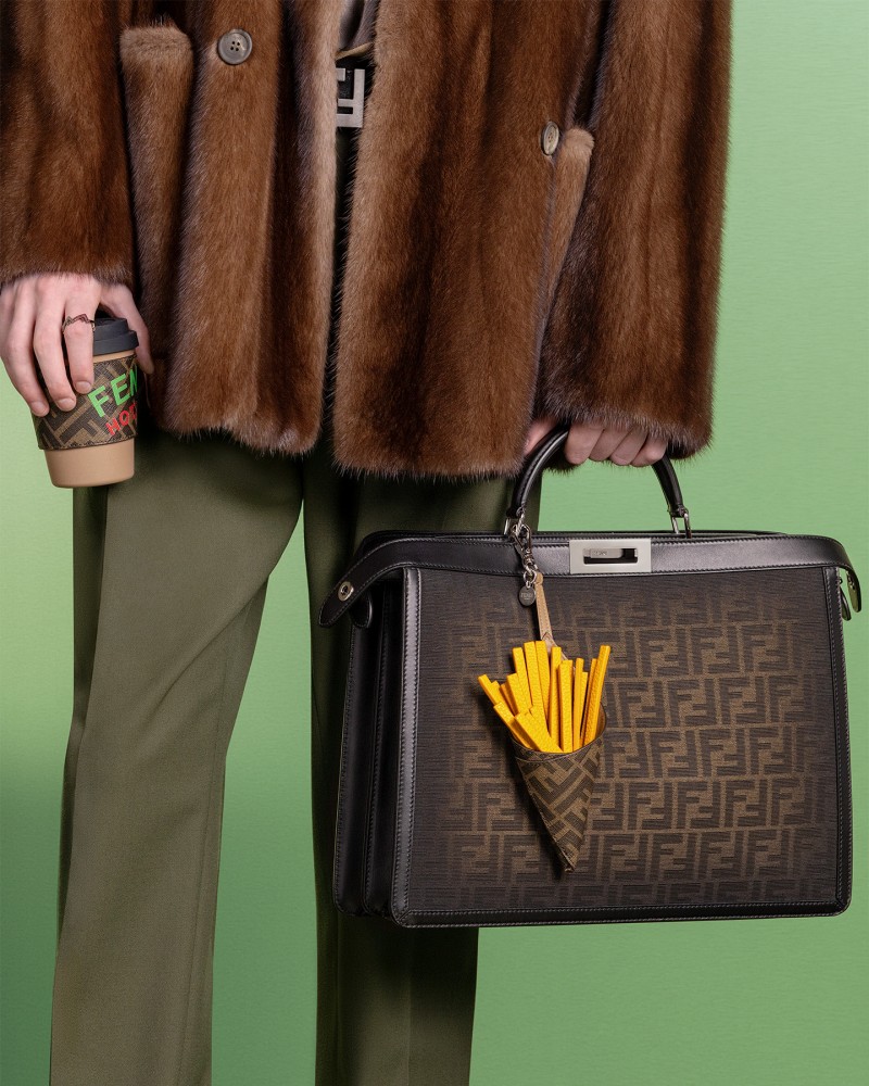 看著都餓了！FENDI Fendilicious 系列：把你愛的薯條、熱狗變成吊飾！