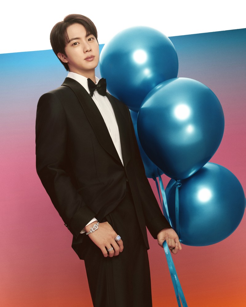 ㄧ鍵收藏當桌布！BTS Jin 手抱小狗演繹 FRED 珠寶系列！形象大片有夠好看！