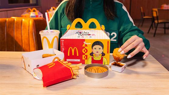 麥當勞太虧賊啦！聯手 Netflix《魷魚遊戲》打造麥克雞塊套餐！加送限定 M 字 logo「椪糖」麥粉：好想要
