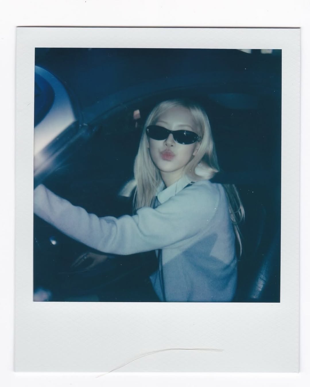 Rosé 首張個人專輯《rosie》終於正式發行！新歌 MV 直接獻出螢幕初吻！