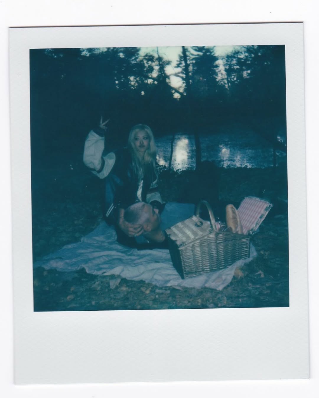 Rosé 首張個人專輯《rosie》終於正式發行！新歌 MV 直接獻出螢幕初吻！