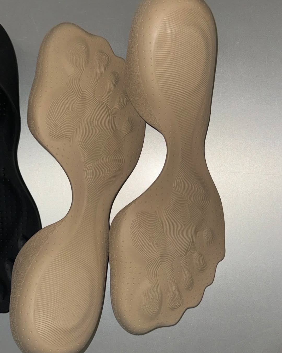 穿比不穿還舒適？Balenciaga 推出前衛的「趾套拖鞋」你能駕馭嗎？