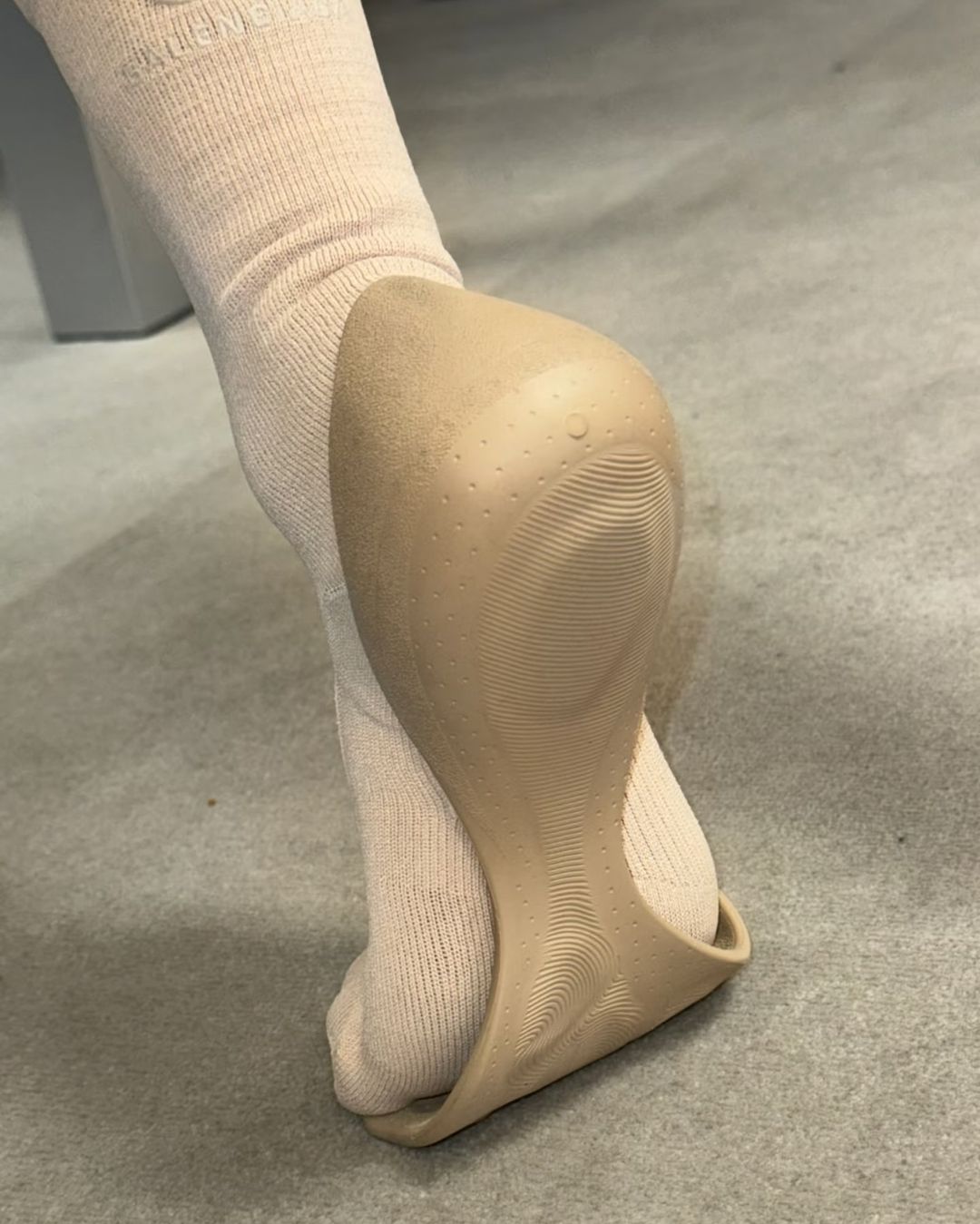穿比不穿還舒適？Balenciaga 推出前衛的「趾套拖鞋」你能駕馭嗎？
