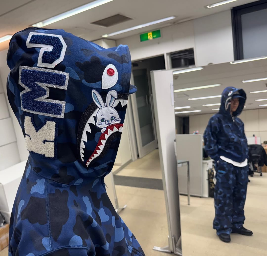 專屬 BAPE 套裝可帥可甜！NewJeans 機場穿搭掀討論，不僅有團員姓名還有這專屬細節！