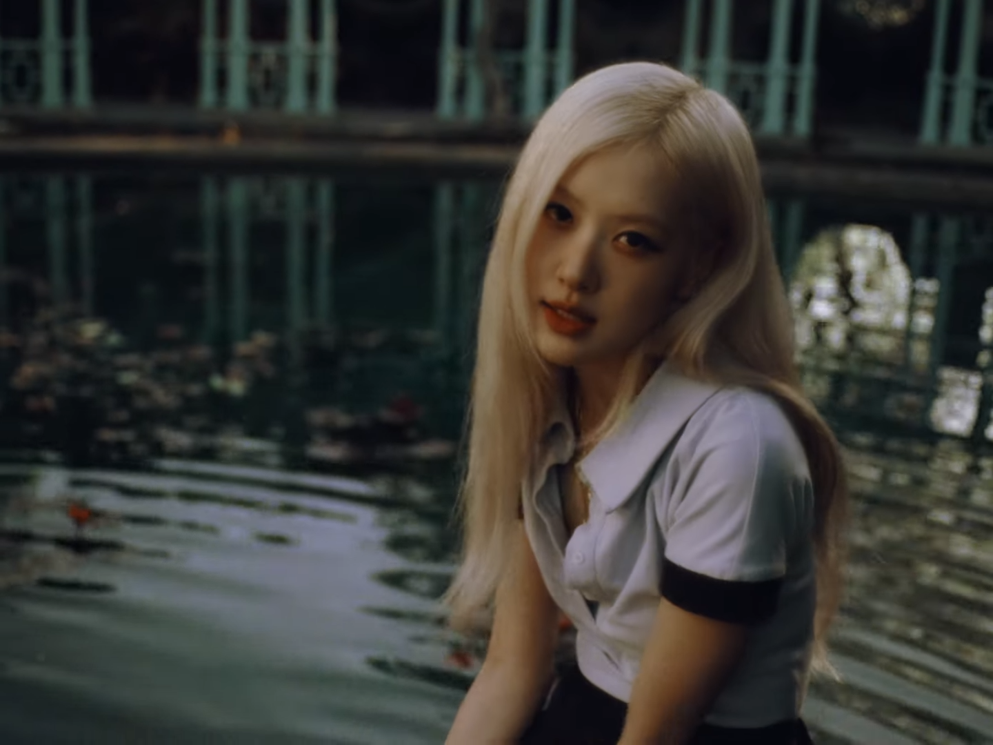 Rosé 首張個人專輯《rosie》終於正式發行！新歌 MV 直接獻出螢幕初吻！