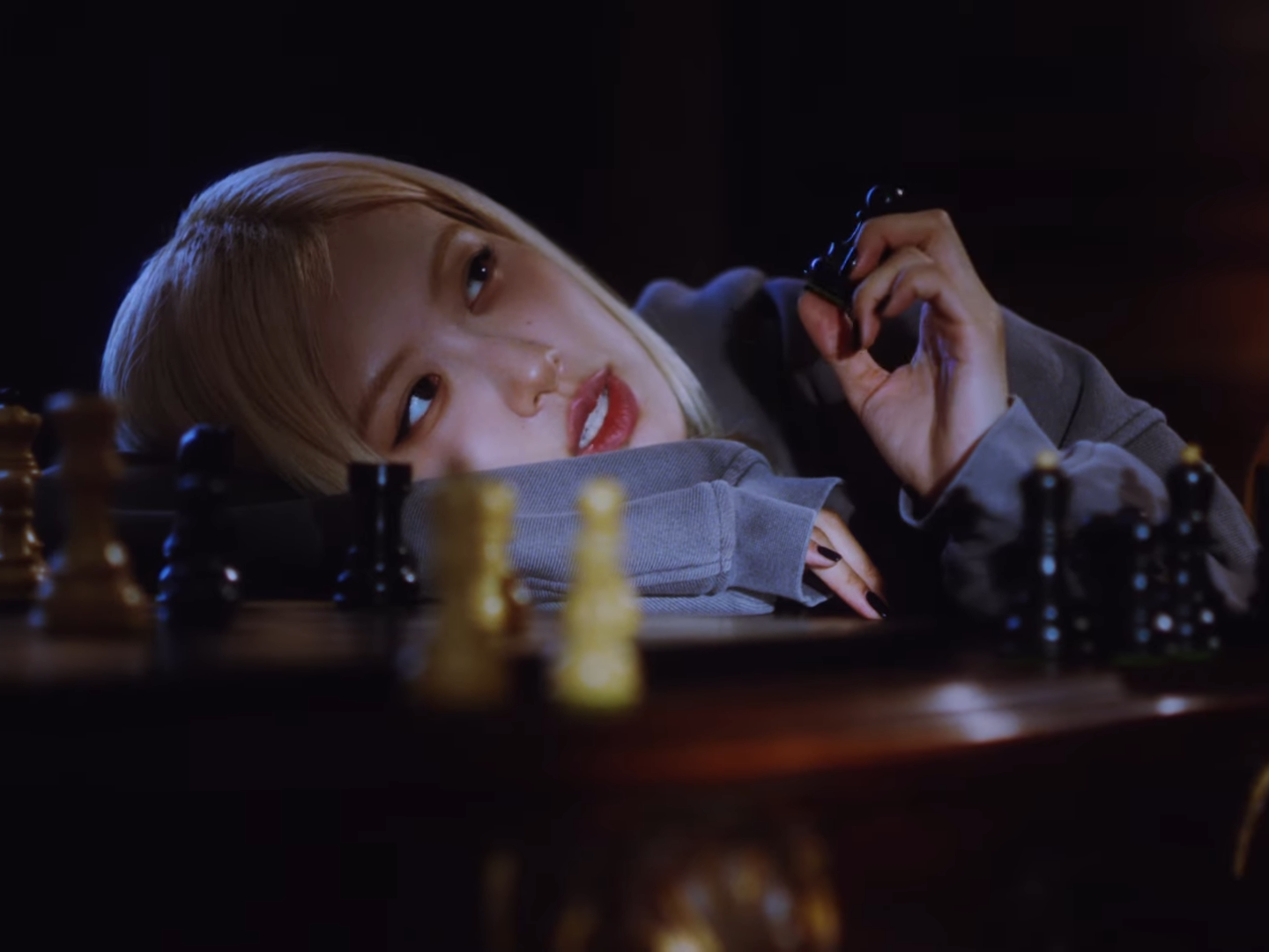 Rosé 首張個人專輯《rosie》終於正式發行！新歌 MV 直接獻出螢幕初吻！