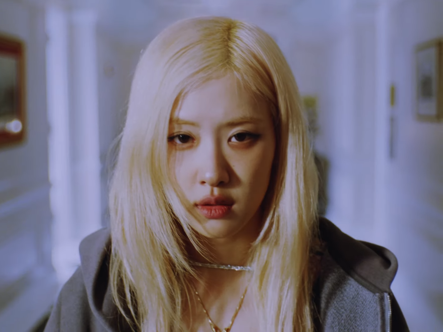 Rosé 首張個人專輯《rosie》終於正式發行！新歌 MV 直接獻出螢幕初吻！