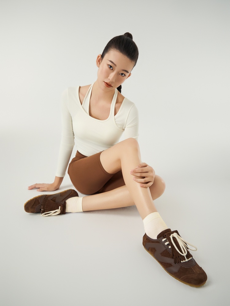 一雙人氣薄底鞋，十種穿法！ KIKS x MINNETONKA 首次攜手帶來全新聯名「MS70」女孩限定鞋履