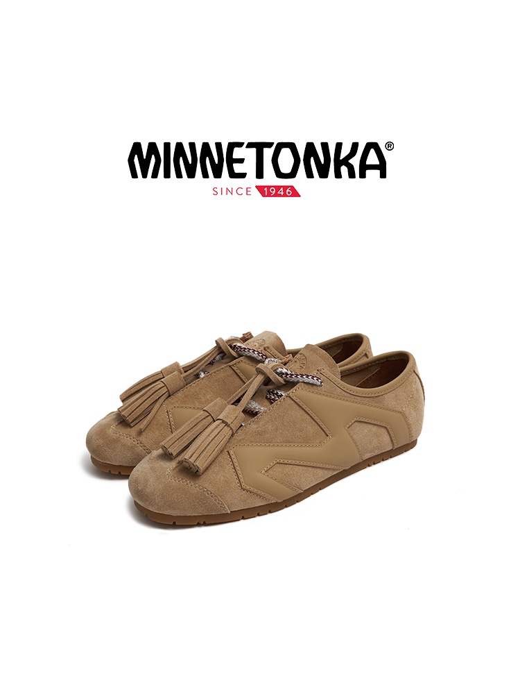 一雙人氣薄底鞋，十種穿法！ KIKS x MINNETONKA 首次攜手帶來全新聯名「MS70」女孩限定鞋履