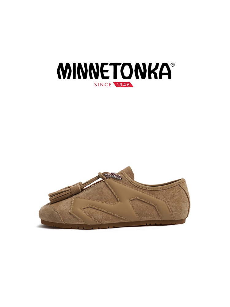 一雙人氣薄底鞋，十種穿法！ KIKS x MINNETONKA 首次攜手帶來全新聯名「MS70」女孩限定鞋履