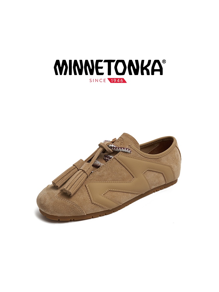 一雙人氣薄底鞋，十種穿法！ KIKS x MINNETONKA 首次攜手帶來全新聯名「MS70」女孩限定鞋履