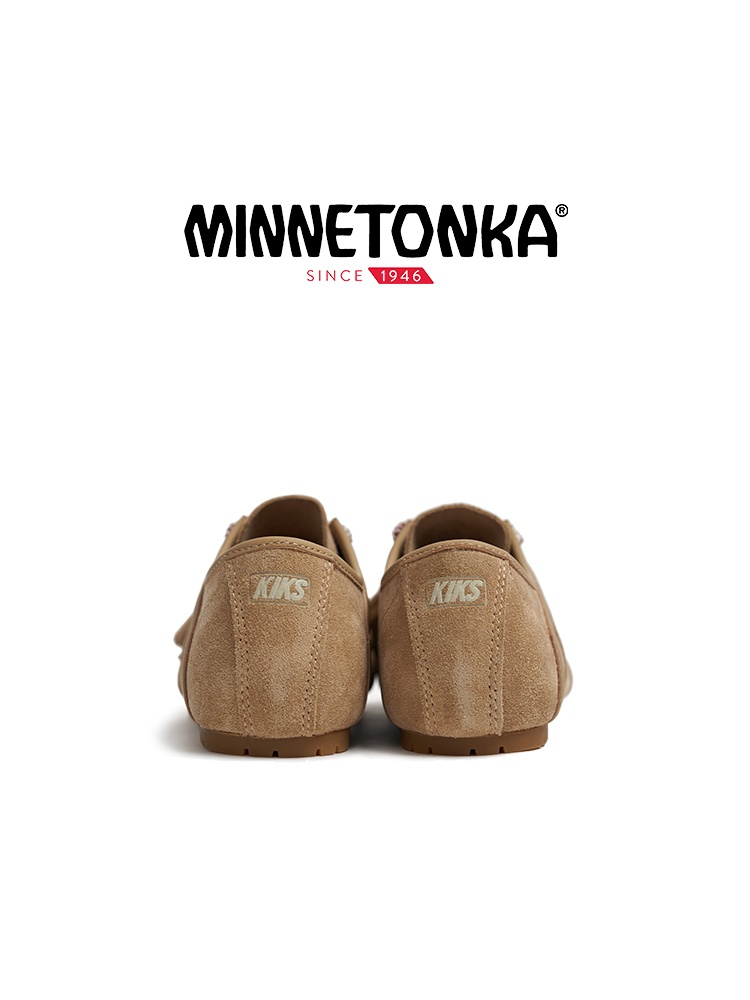 一雙人氣薄底鞋，十種穿法！ KIKS x MINNETONKA 首次攜手帶來全新聯名「MS70」女孩限定鞋履