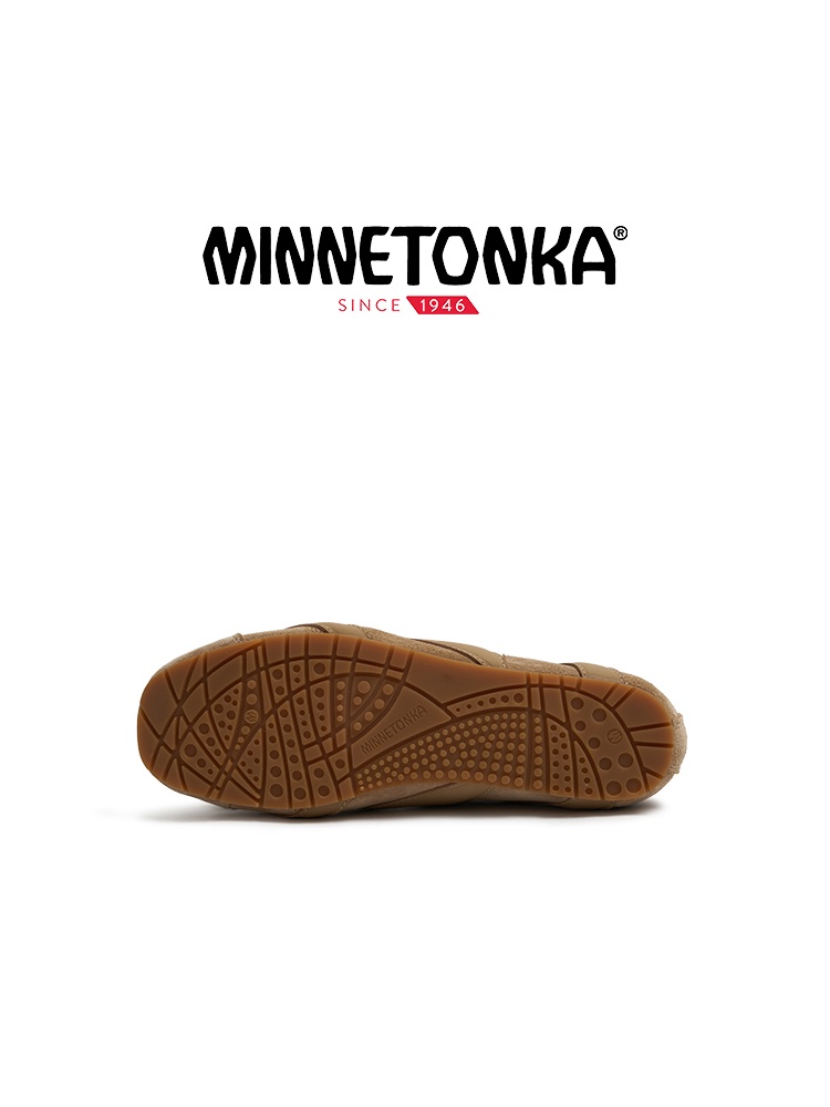 一雙人氣薄底鞋，十種穿法！ KIKS x MINNETONKA 首次攜手帶來全新聯名「MS70」女孩限定鞋履