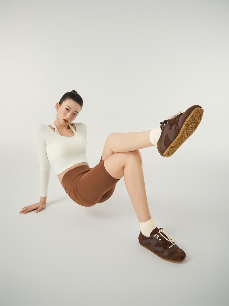 一雙人氣薄底鞋，十種穿法！ KIKS x MINNETONKA 首次攜手帶來全新聯名「MS70」女孩限定鞋履