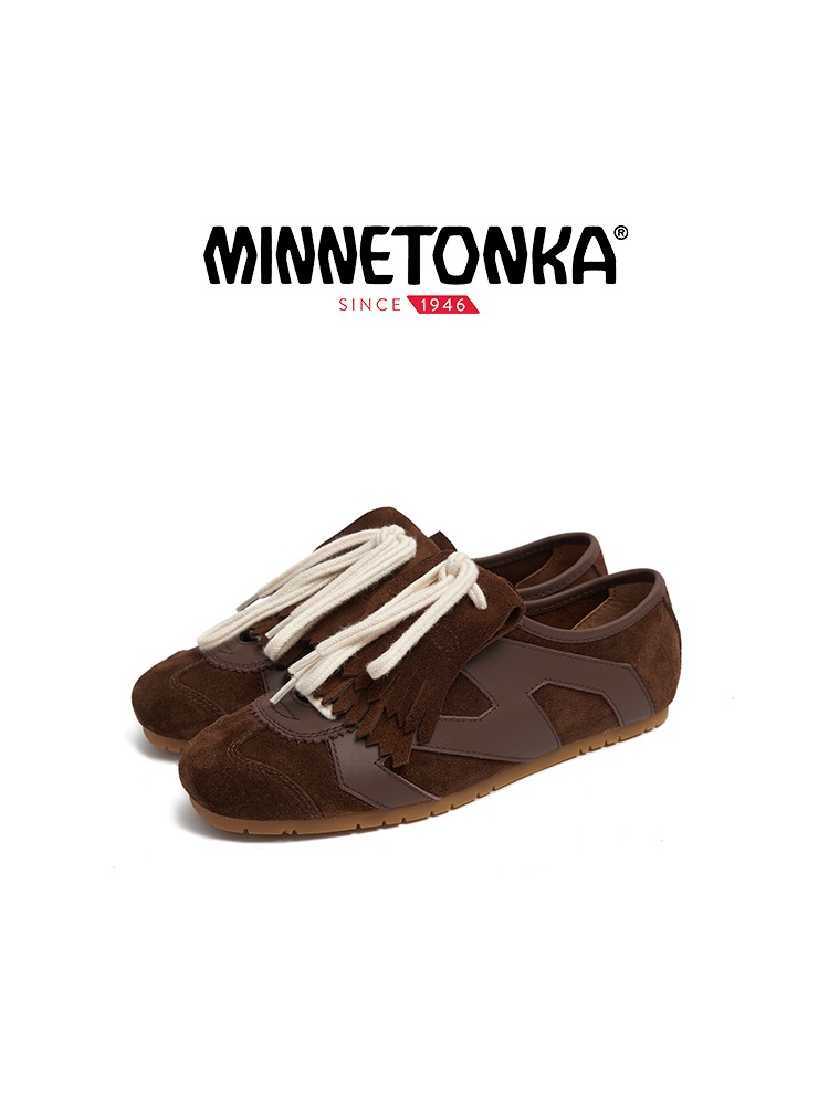 一雙人氣薄底鞋，十種穿法！ KIKS x MINNETONKA 首次攜手帶來全新聯名「MS70」女孩限定鞋履