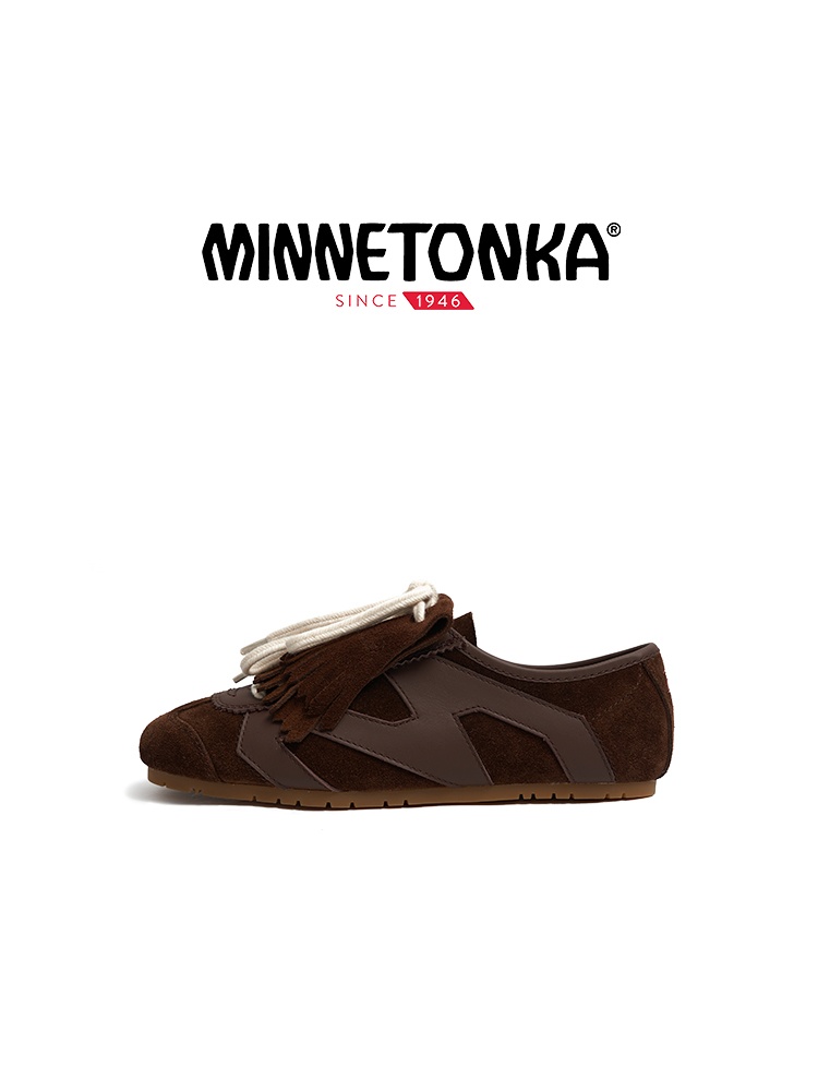 一雙人氣薄底鞋，十種穿法！ KIKS x MINNETONKA 首次攜手帶來全新聯名「MS70」女孩限定鞋履