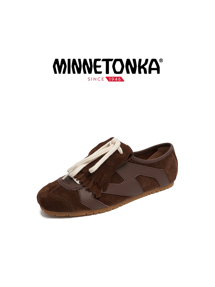 一雙人氣薄底鞋，十種穿法！ KIKS x MINNETONKA 首次攜手帶來全新聯名「MS70」女孩限定鞋履