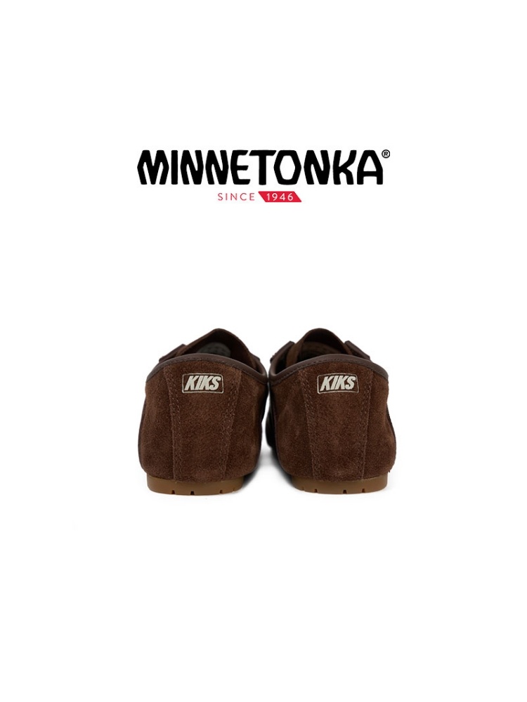 一雙人氣薄底鞋，十種穿法！ KIKS x MINNETONKA 首次攜手帶來全新聯名「MS70」女孩限定鞋履