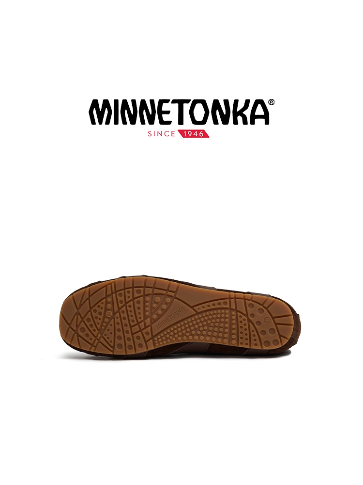 一雙人氣薄底鞋，十種穿法！ KIKS x MINNETONKA 首次攜手帶來全新聯名「MS70」女孩限定鞋履