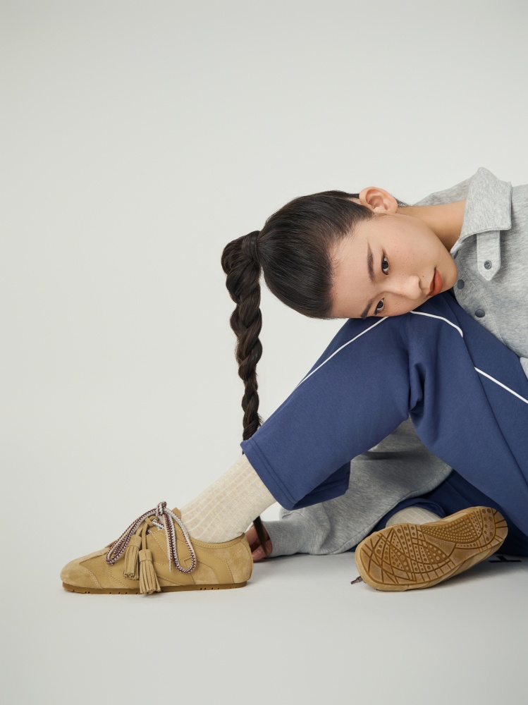 一雙人氣薄底鞋，十種穿法！ KIKS x MINNETONKA 首次攜手帶來全新聯名「MS70」女孩限定鞋履